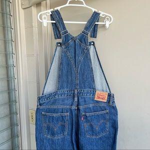 Levi’s women’s denim overalls straight leg size large/ est. 29 or a size 6/8.